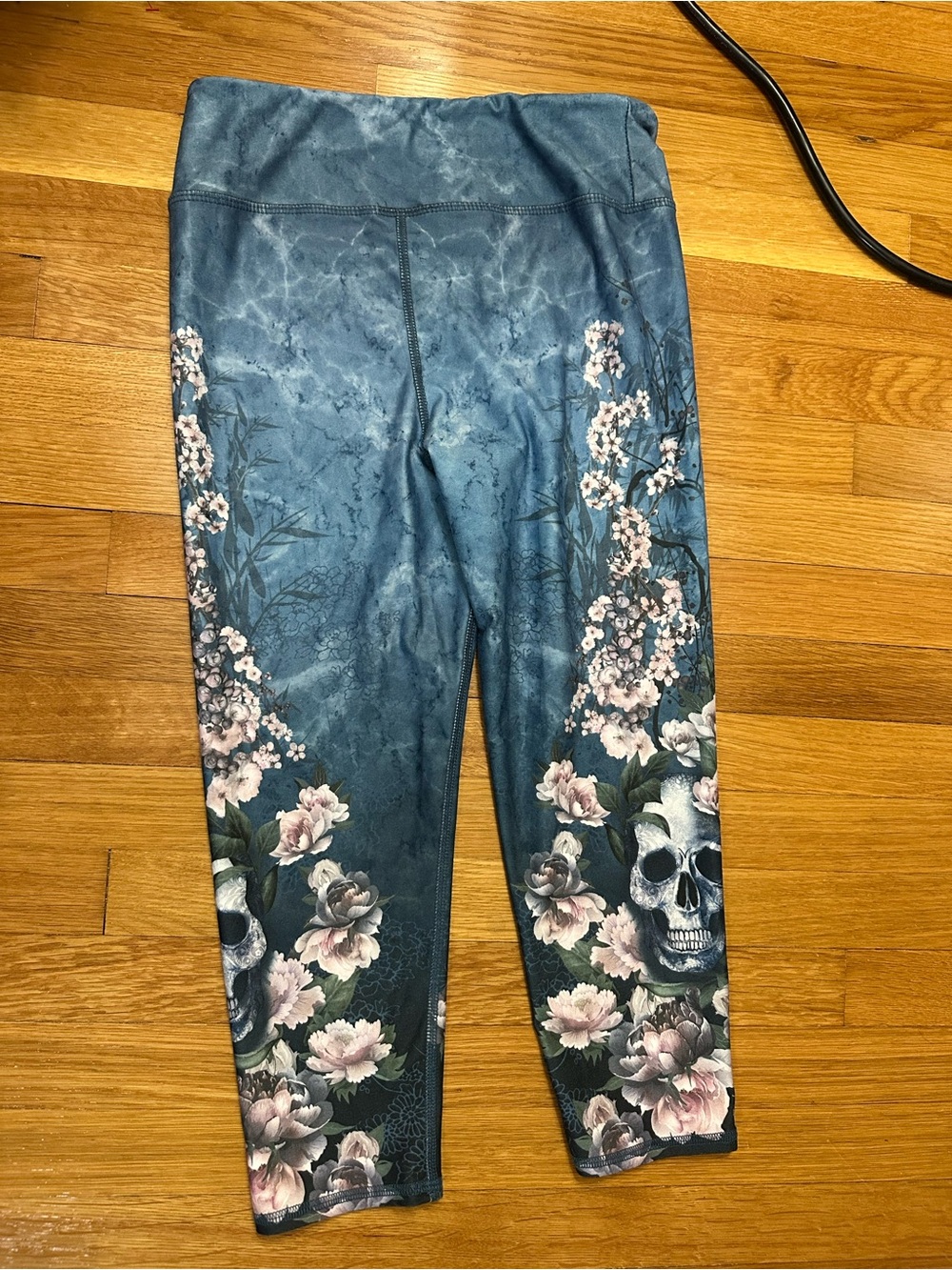 Evolution and Creation Blue Floral Skull Capri Leggings Size Large 24”